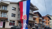 Busovača: Uoči utakmice Hrvatske postavljena najveća zastava hrvatskog naroda u BiH