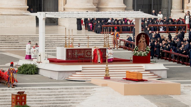 Tisuće ljudi oprostilo se od Benedikta XVI., nakon 600 godina Papa Papi vodi sprovod