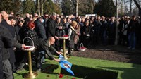 Navijač u Ćirin grob položio Dinamovu zastavu
