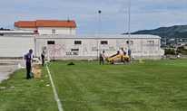 FOTO: Krtica na stadionu HNK Grude? Ma ne, obnavljaju se tereni, priprema memorijal...