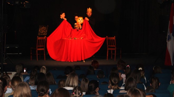  U Grudama izvedena dječja predstava 'Zmaj i princeze'