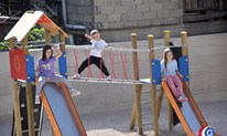 FOTO: Područna škola Vrućice dobila sadržaj za djecu čijoj radosti nema kraja! Grude Zapad živi punim plućina