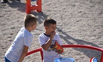 FOTO: Područna škola Vrućice dobila sadržaj za djecu čijoj radosti nema kraja! Grude Zapad živi punim plućina