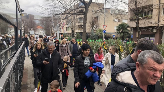 VIDEO: Šjor Bepo Bagulin prodefilirao kroz Mostar, malci karnevalci obukli se u mahune, spidermane, bauštelce...