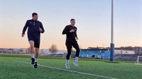 Grudski košarkaši trenirali na nogometnom stadionu Elić Luka pa troznamenkastim brojem koševa počastili Pepi Sport