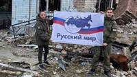 Rusi pozirali u razorenoj Avdijivki s kartom 