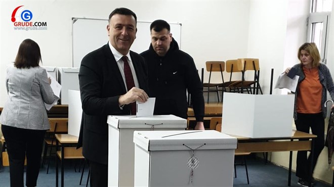 Predsjednik Vlade ZHŽ-a Predrag Čović glasao na biralištu u Mostaru